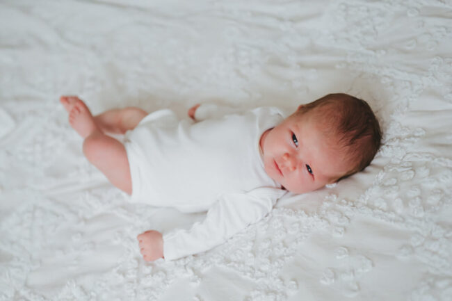 Neugeborenen Shooting zu Hause 13